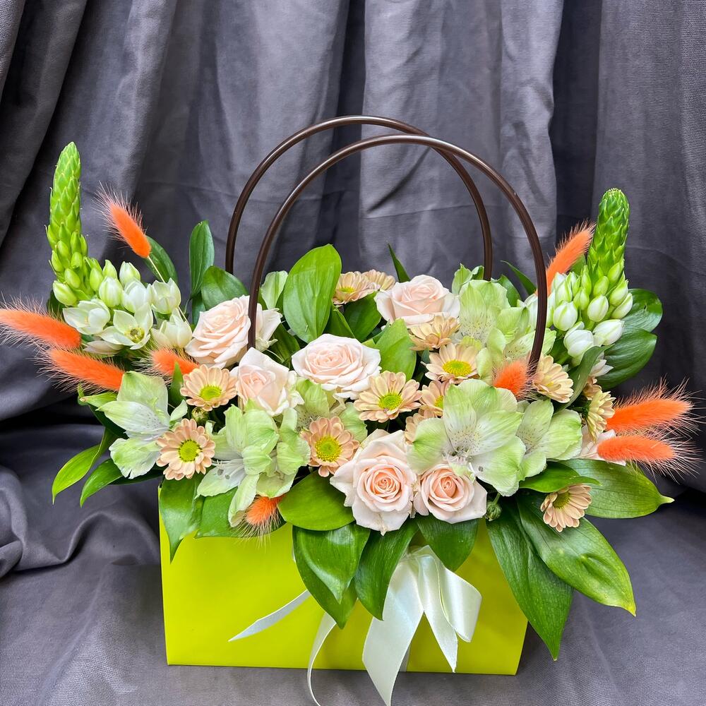 Flores en una bolsa ensalada fresca