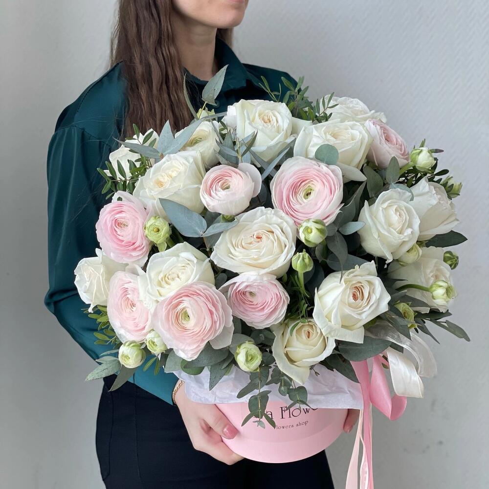Роскошные ранункулюсы и пионовидные розы в коробке 🌸