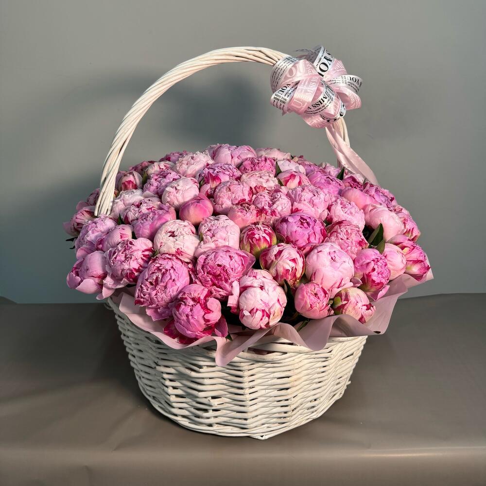 Корзина с пионами 101 шт