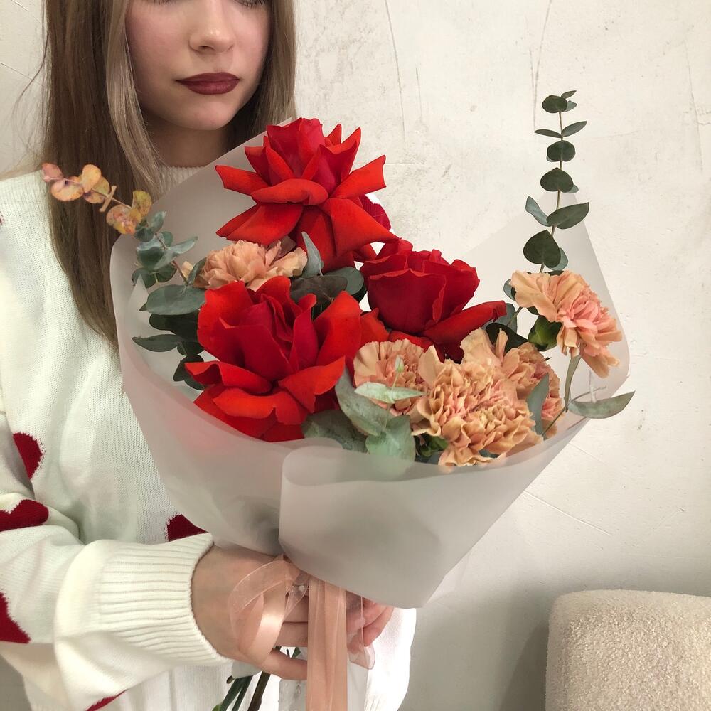 Букет из красной французской розы, диантуса и эвкалипта
