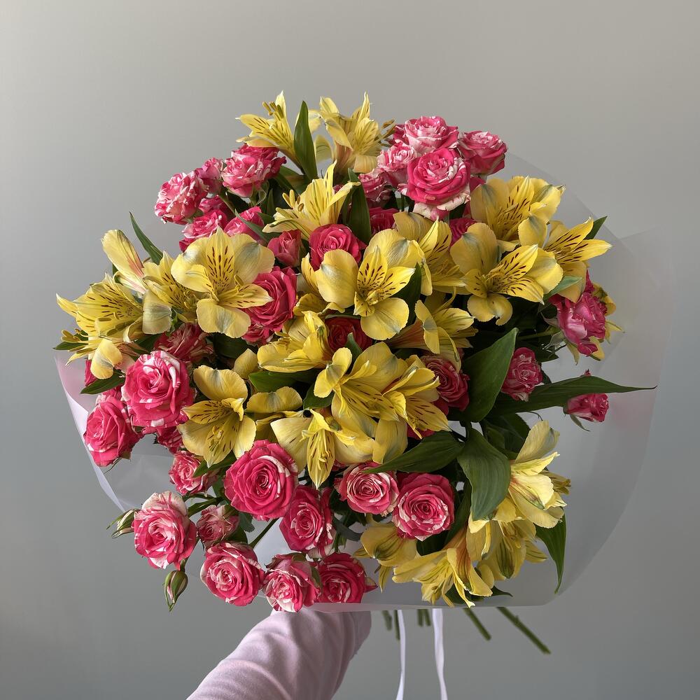 5 кустовых роз с альстромерией🩷💛