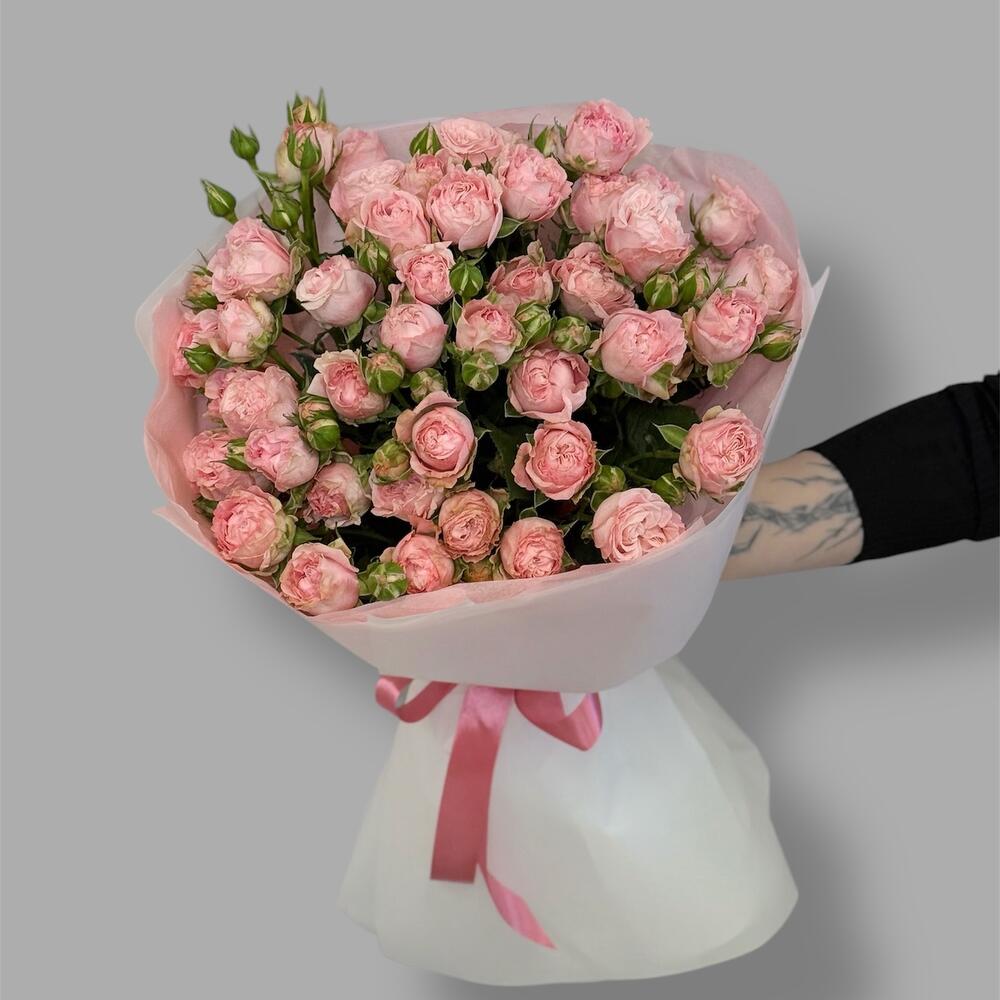 Bouquet of bushy peony-shaped roses "Madame Bombastic"
