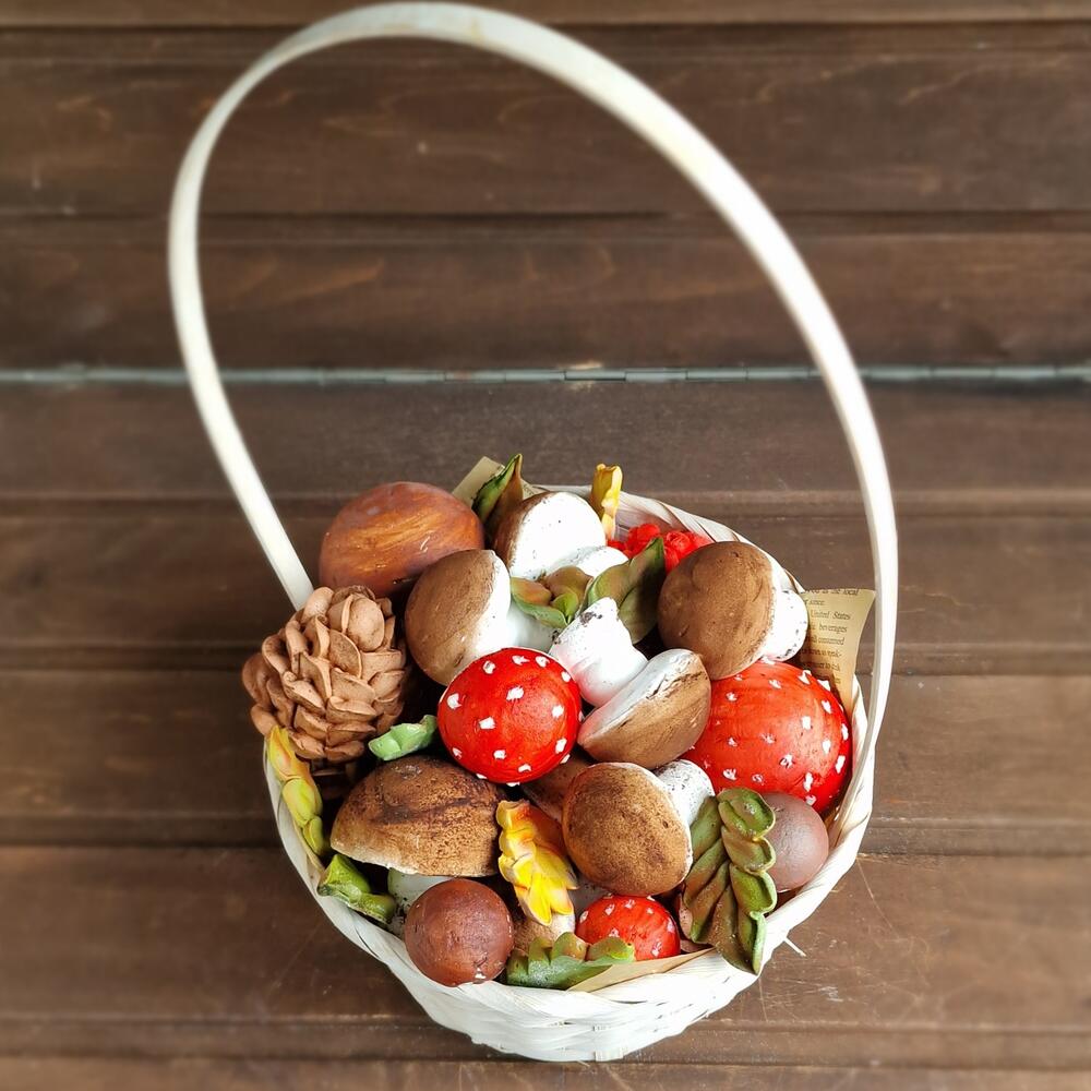 Корзинка с грибами из зефира