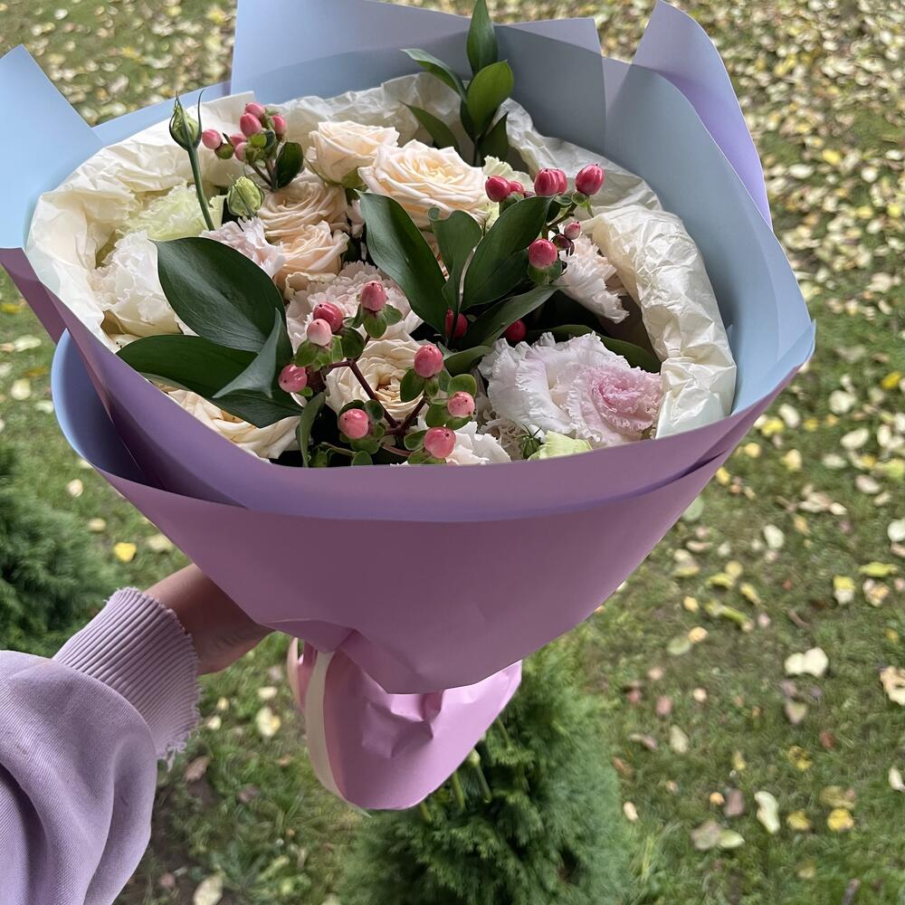 Букет из кустовых роз, карамельных гвоздик, лизиантуса и геперикума 🍃