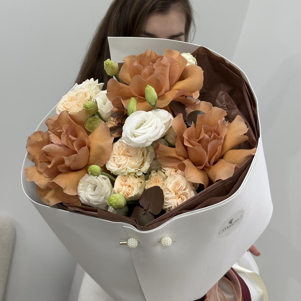 Букет с розами и эустомой