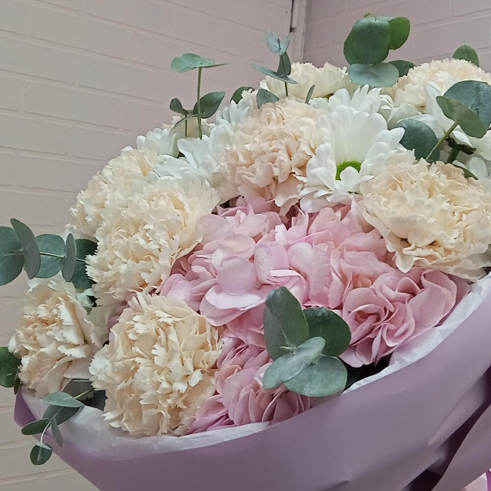 Букет из гортензиии, кустовой хризантемы, диантуса