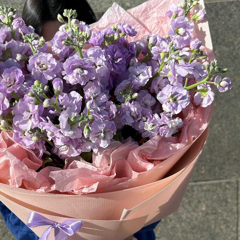 Букет лавандовой маттиолы 💜 удивите ее облаком красок в этот весенний день 🌿☁️