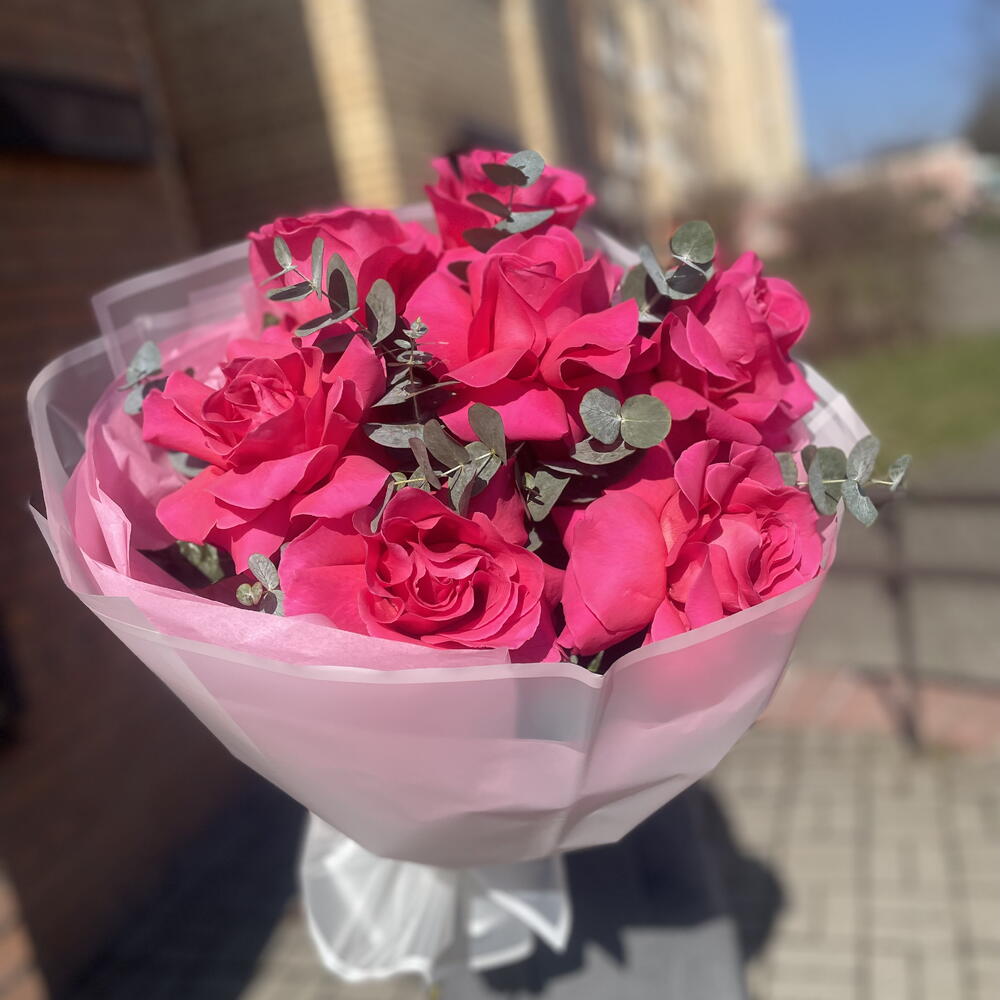 7 малиновых французских роз