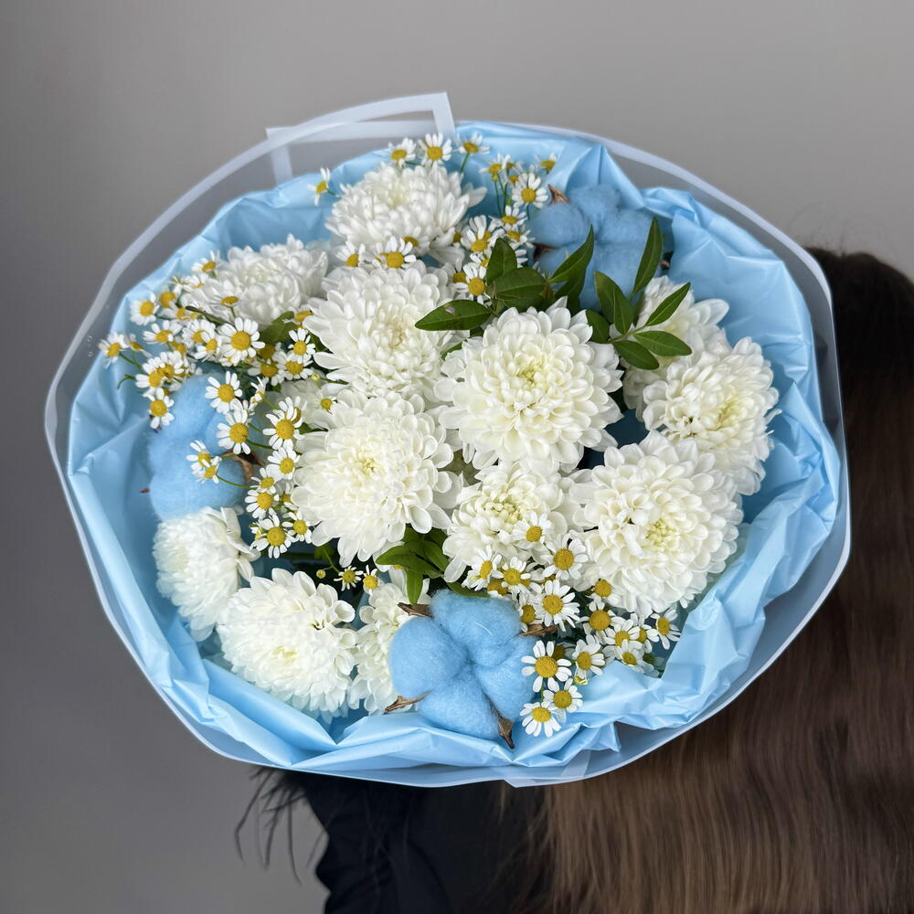 Нежный букет из хризантем, ромашек и хлопка