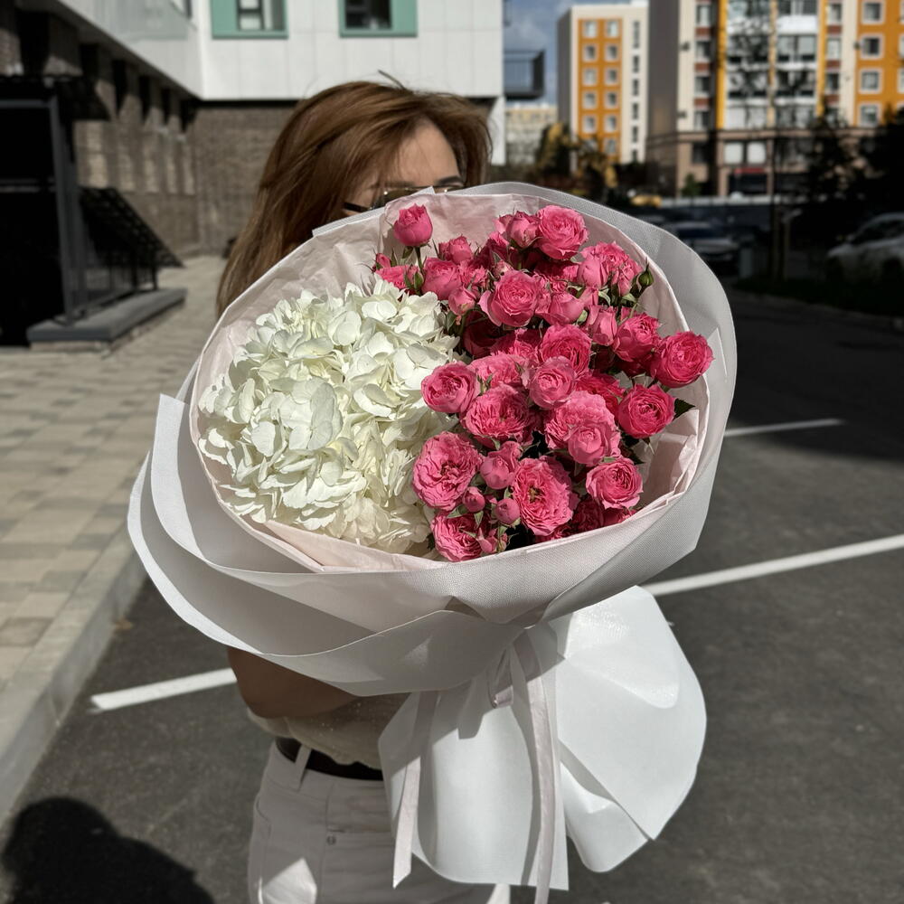 Букет с кустовыми розами и гортензией