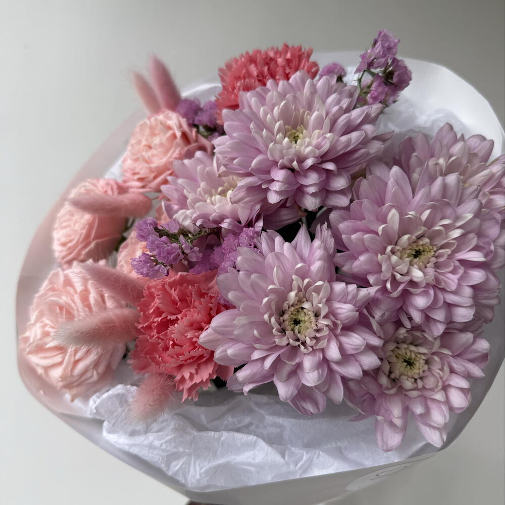 Комплимент сиреневые кустовые хризантемы, пионовидные розы и сухоцветы