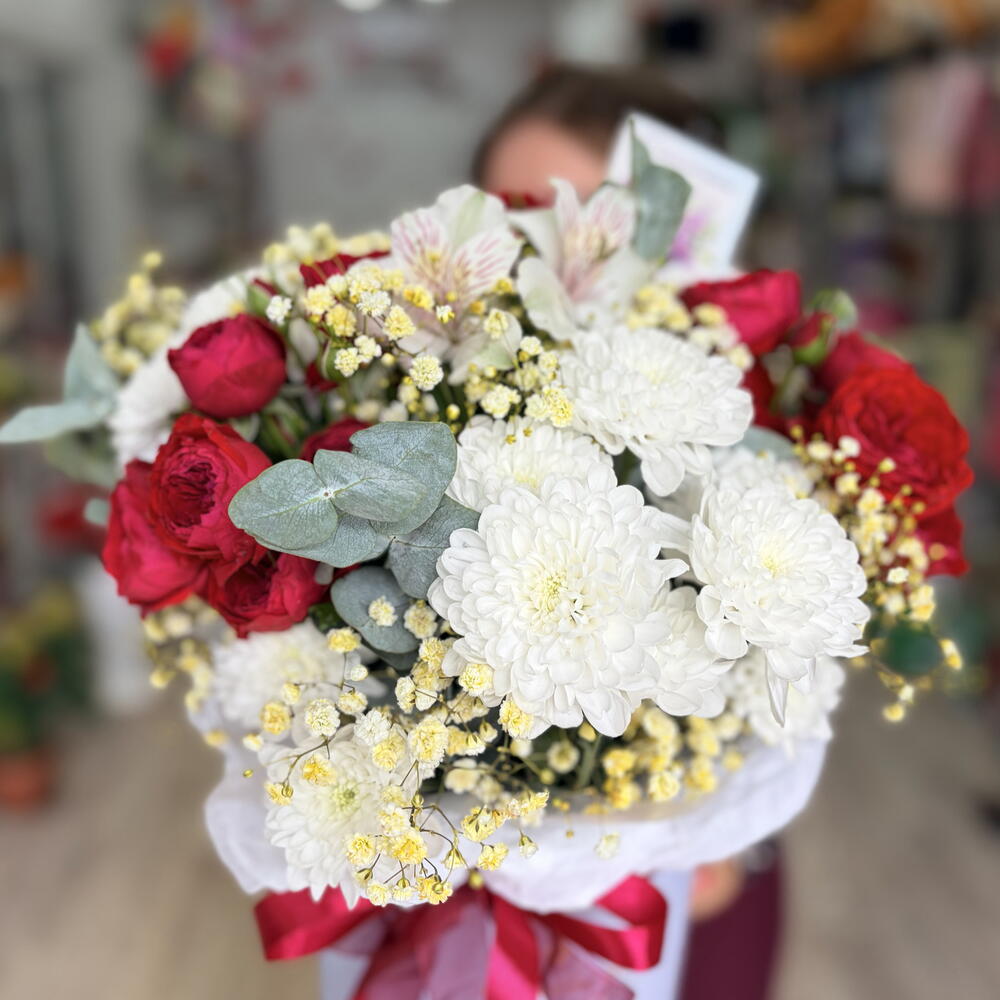 Композиция с алыми кустовыми розами