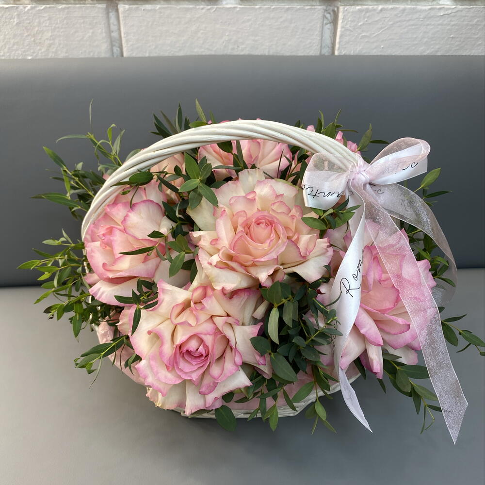 Счастье 🌸 моно композиция из французских роз и ароматного эвкалипта в плетенной корзине