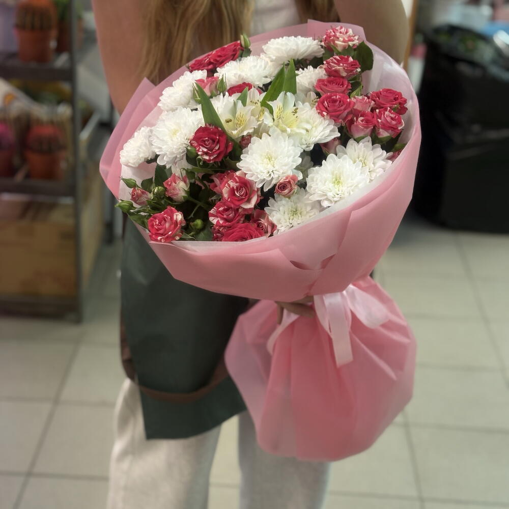 Сборный букет из ромашек и кустовых роз