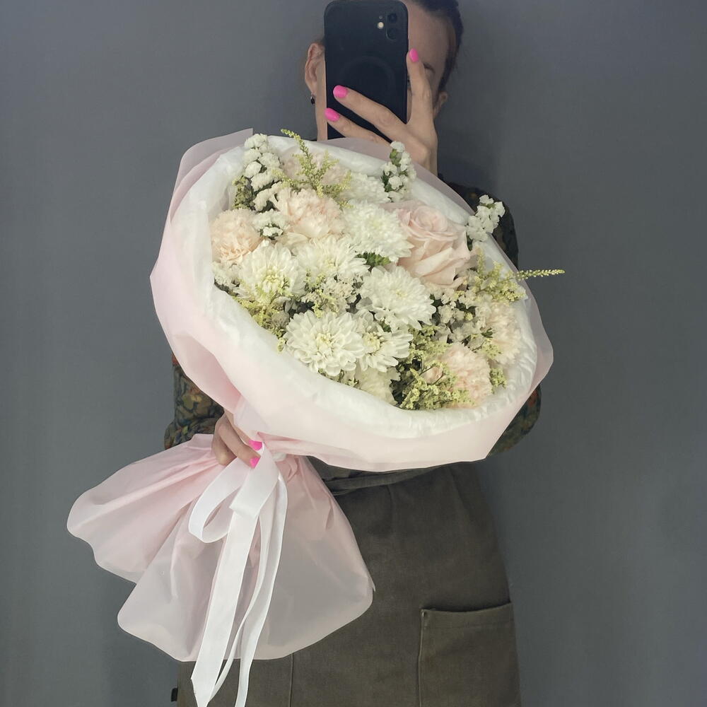 Букет комплимент 🥰 нежная французская Роза 🥐🌸🥐 кустовая Хризантема 🌿 кремовые диантусы 🩷 белоснежная статица🤍