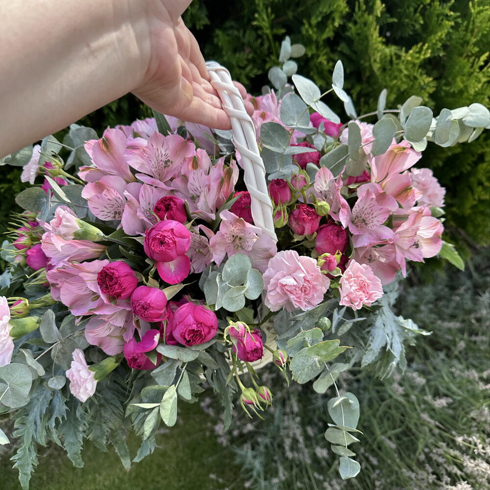 Цветы в корзине
