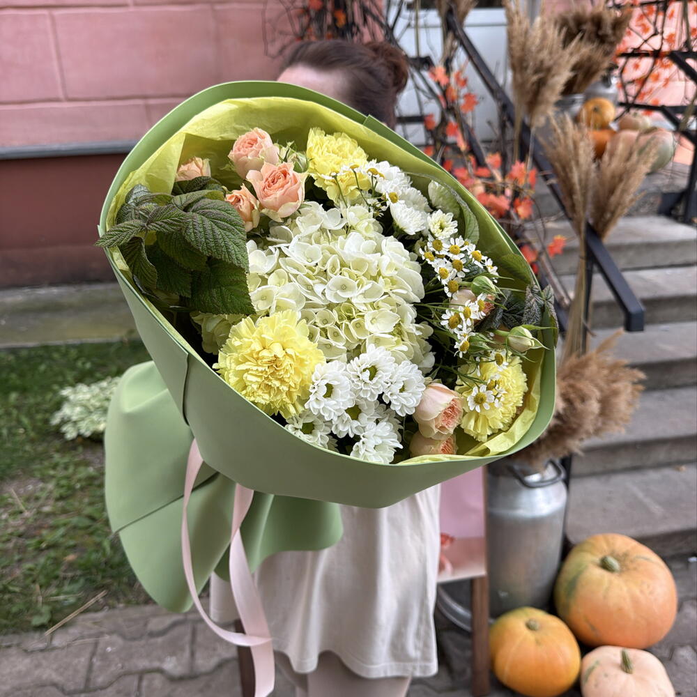 Авторский букет с листьями малины
