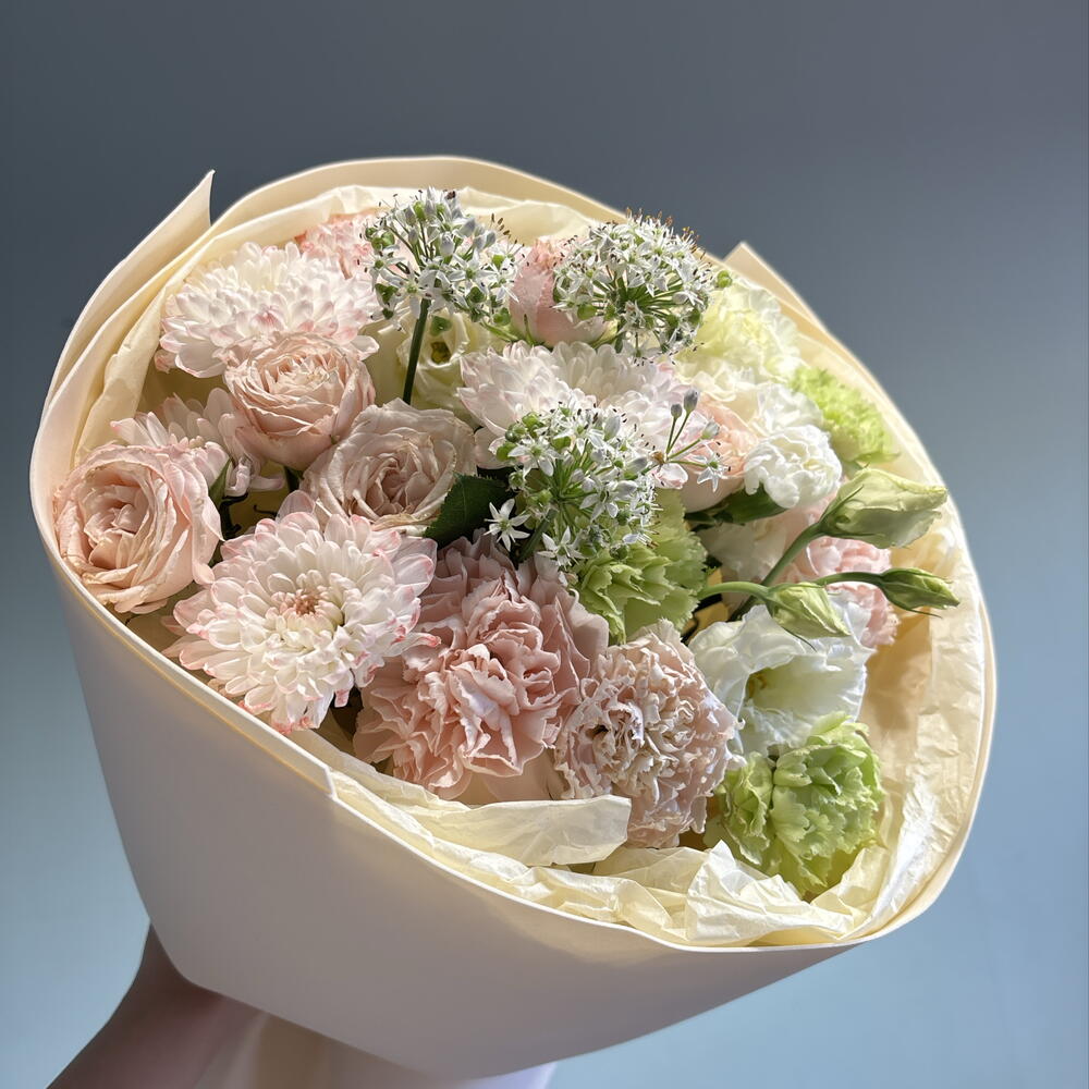 Букет из эустомы, хризантемы и диантуса и кустовой розы💕💐