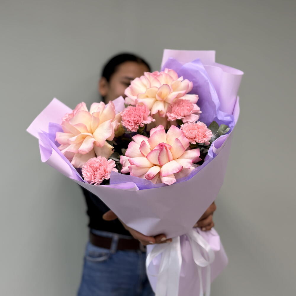 Букет  «Французский намёк» 🇫🇷🌸из роз сорта Esperance и  стойких диантусов🎀