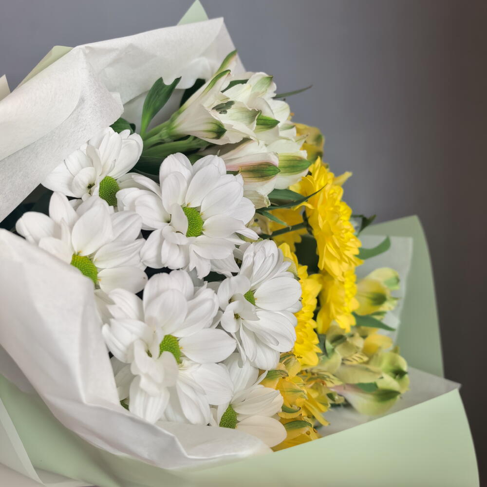 Букет из жёлтых  и белых альстромерий и хризантем 🌸