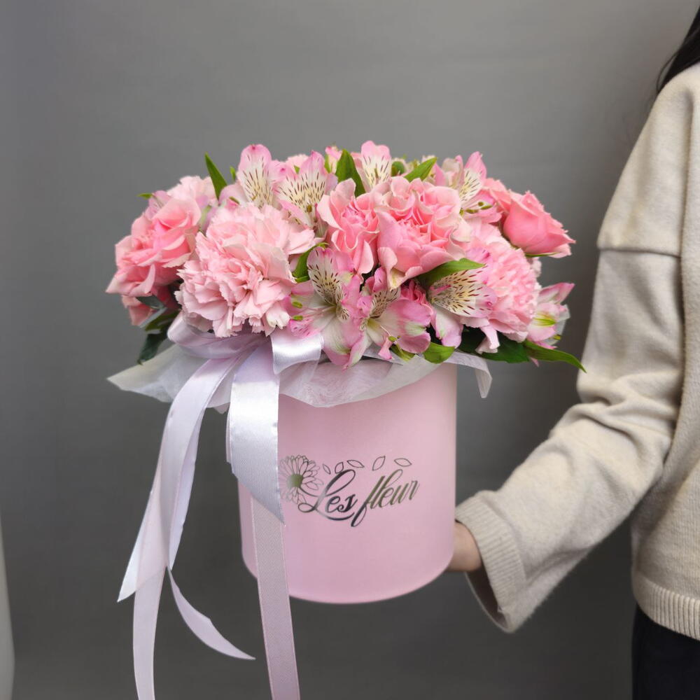 Кустовые розы, альстромерия, гвоздика розовый микс в коробке les fleur (В0084)