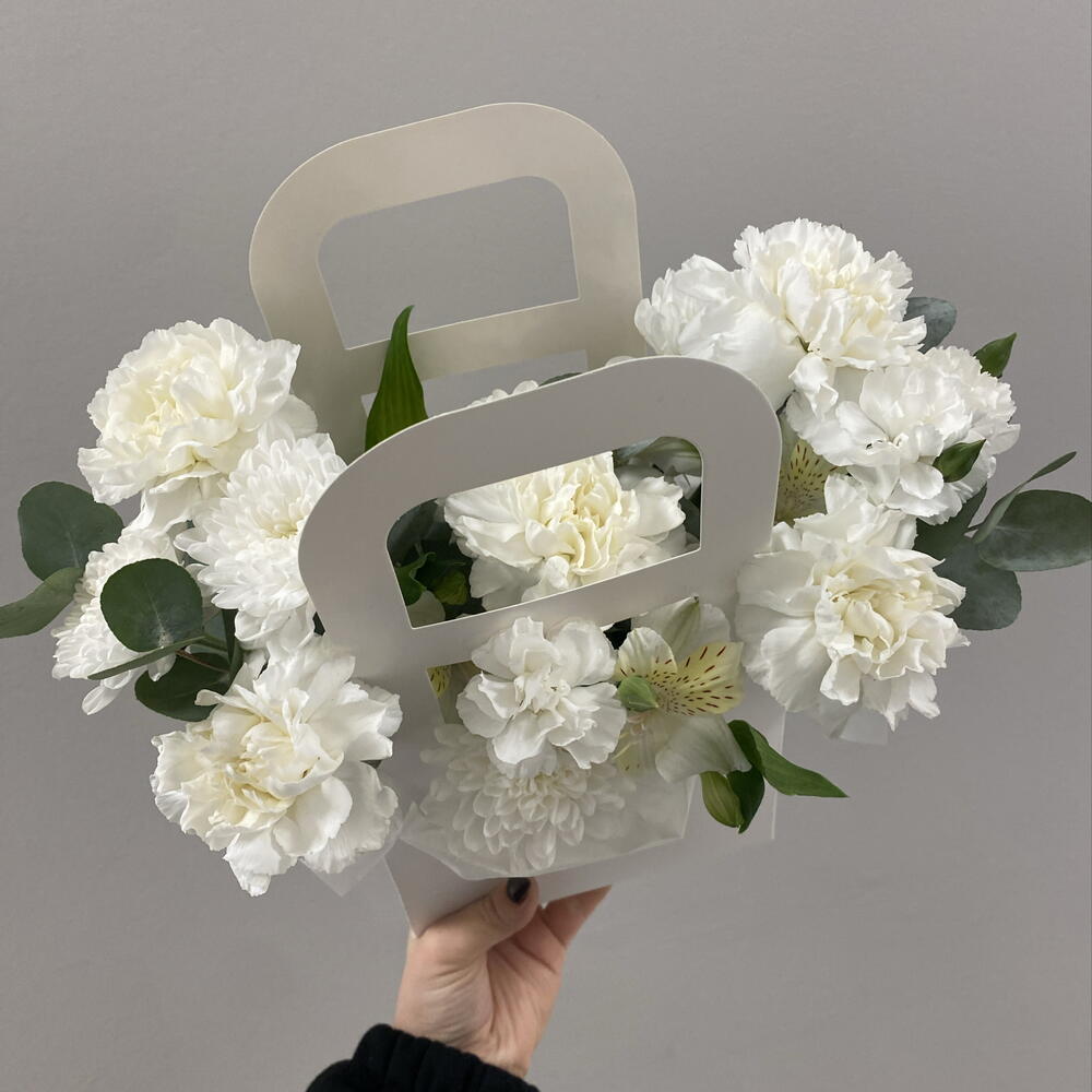 Белоснежная сумочка Bloom room, диантус, альстромерия