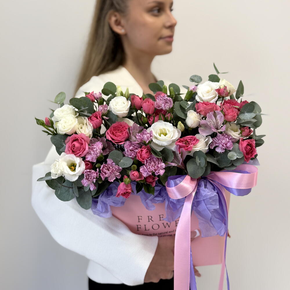 Композиция «Повод без повода🌸»из кустовых диантусов , кустовых пион роз  и эустом с ароматным эвкалиптом в коробке 💐