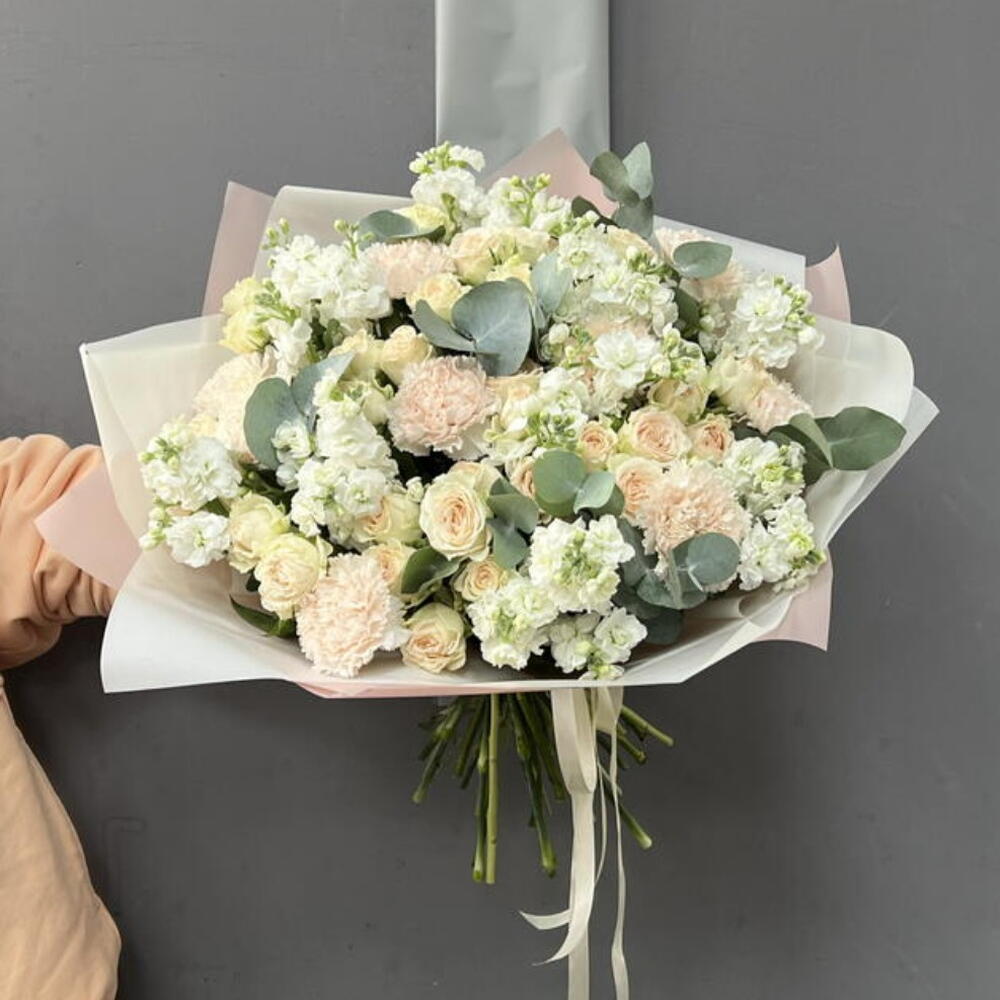 Большой букет с кустовыми розами, маттиолой и диантусами 🌸