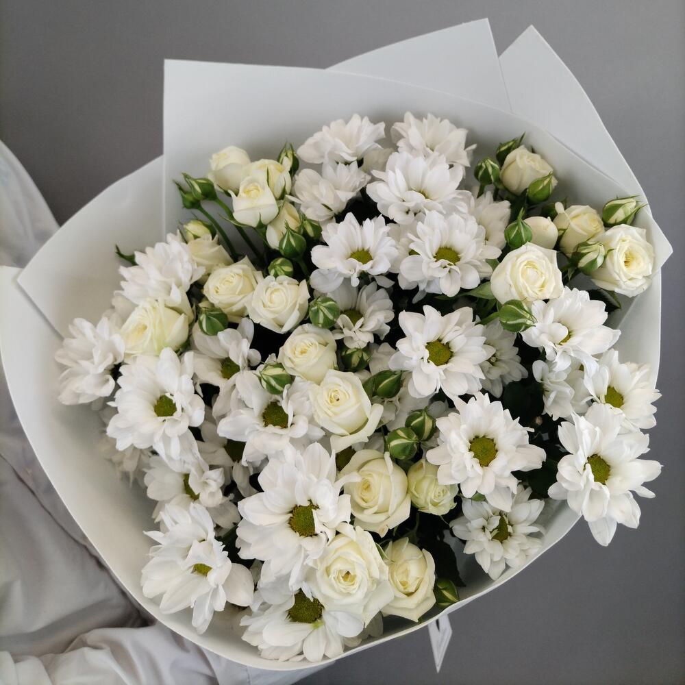 Кустовая хризантема с кустовой розой