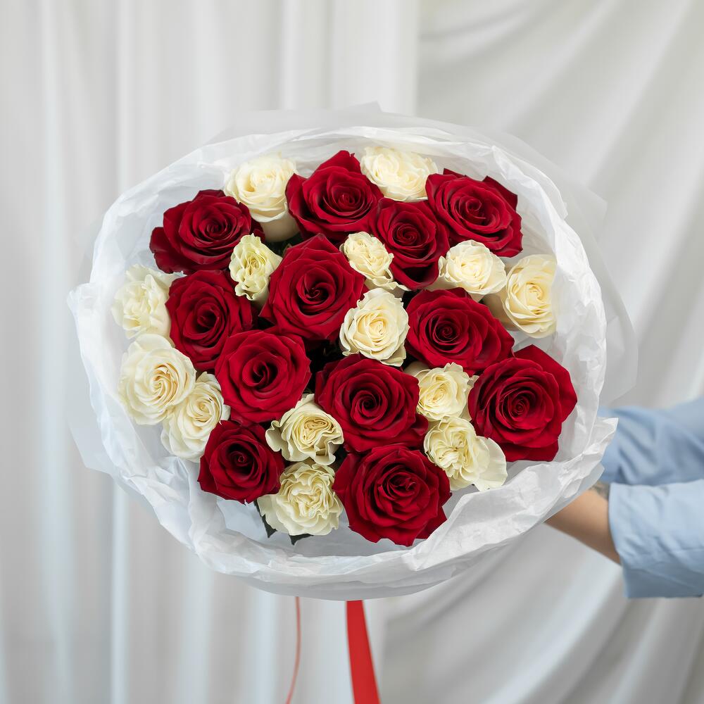 Букет из 25 красно-белых роз Сибирис
