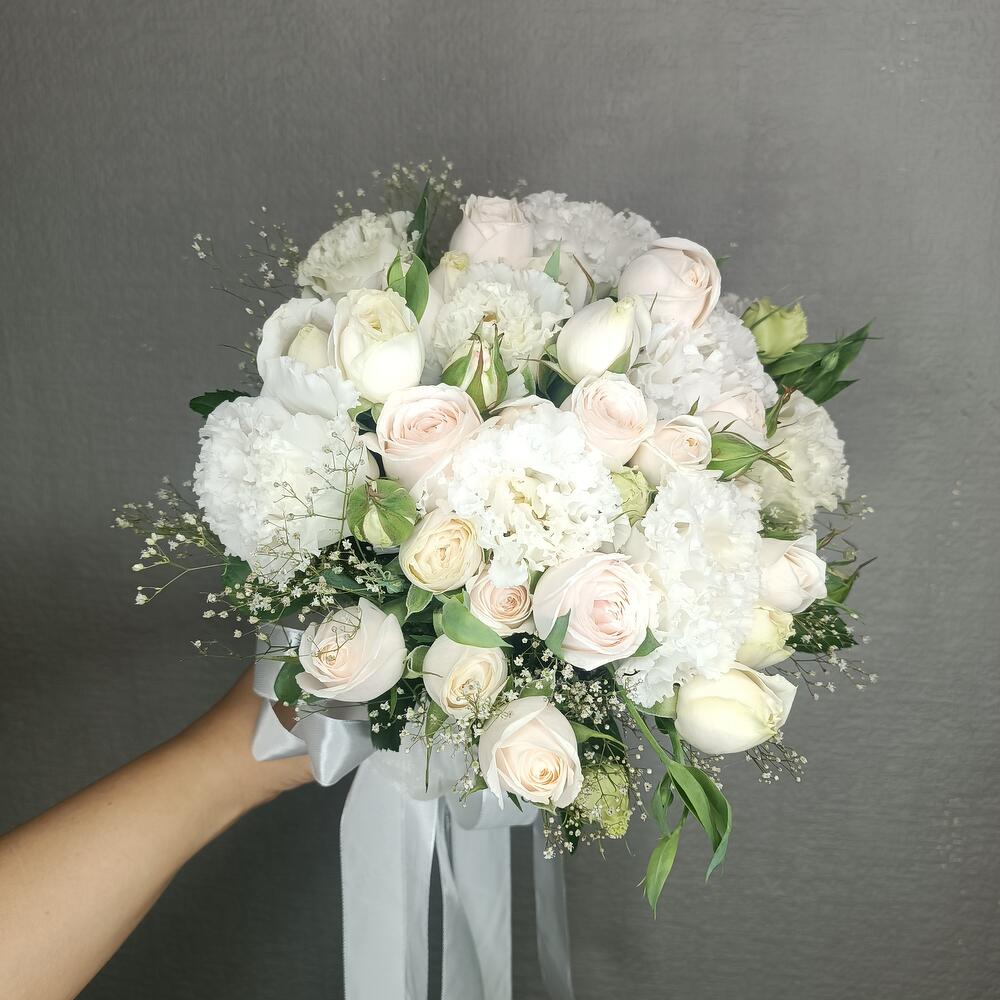 Свадебный букет с нежной кустовой пионовидной розой и махровой эустомой 🤍👰‍♀️🤵‍♂️