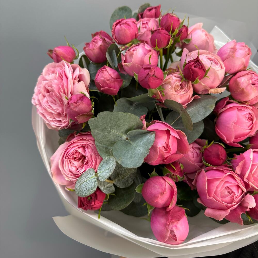 Пионовидные розы Silva Pink с эвкалиптом 🩷