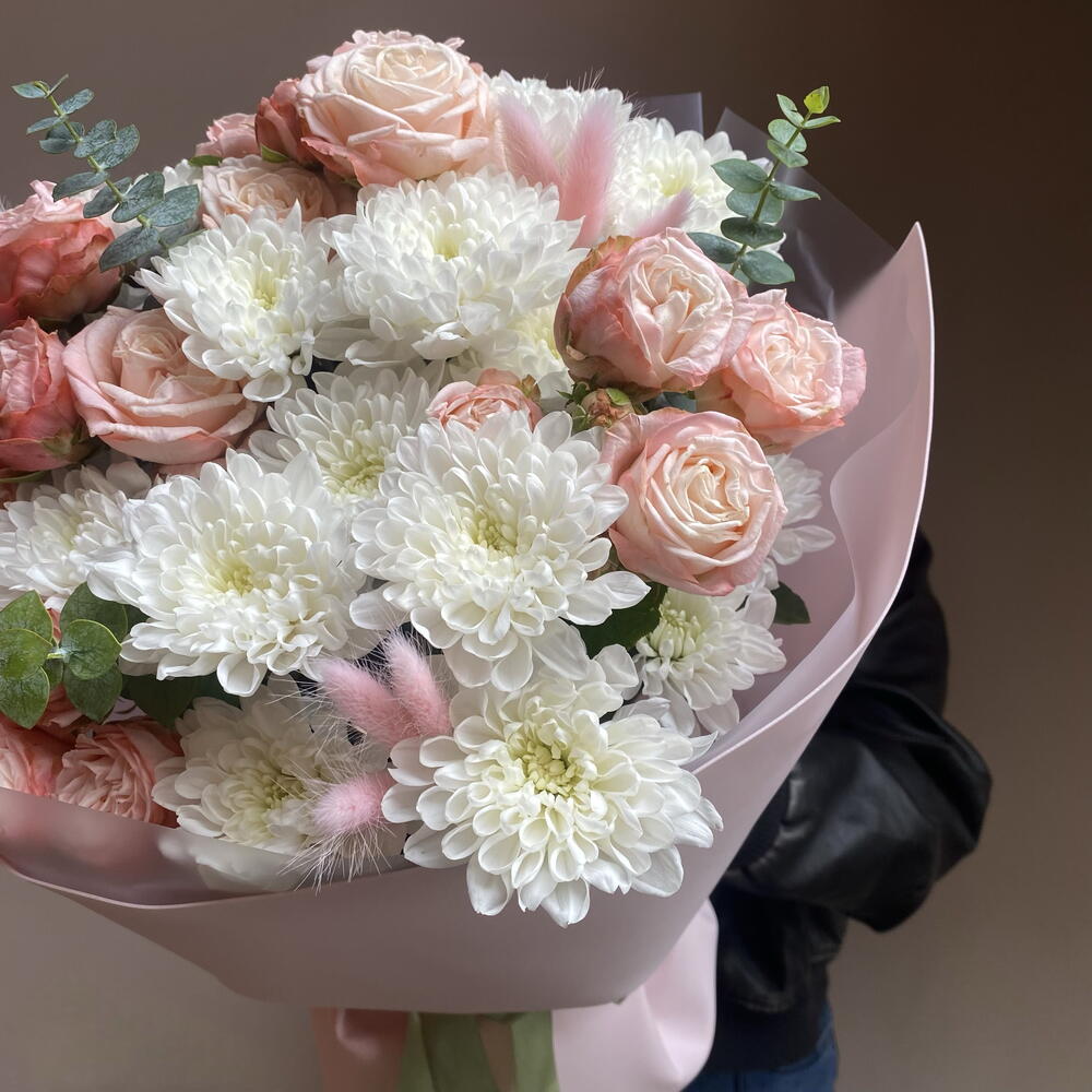 Букет «Для самой нежной» из кустовых пионовидных роз и хризантем 🌸
