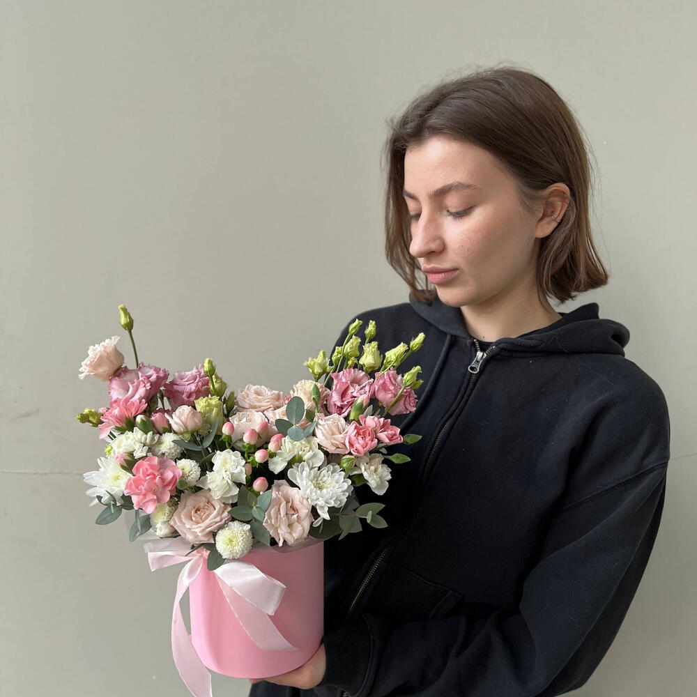 Светлая коробочка с розовыми цветами