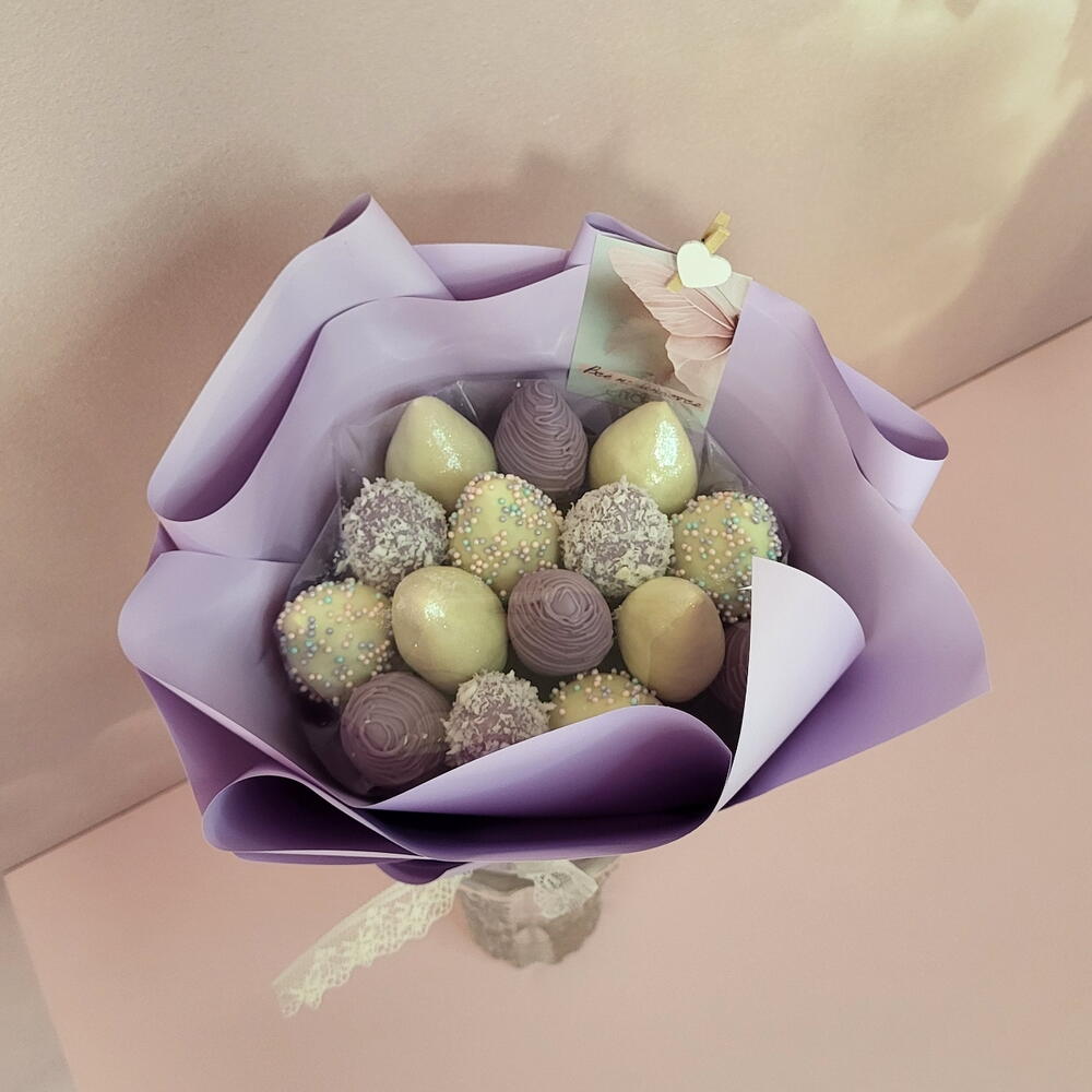 Лиловый букет с клубникой в шоколаде+подарок от Vivienne Sabo -румяна MACARON