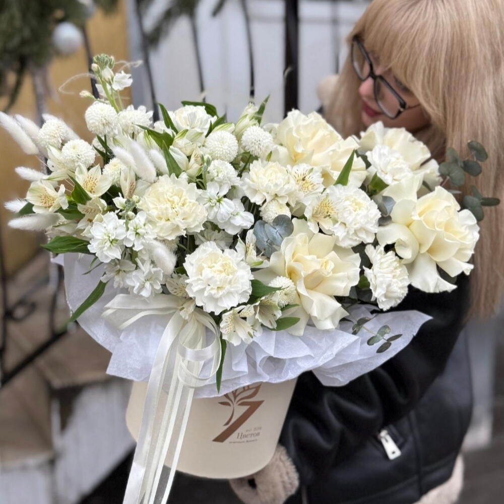 Композиция Белая роскошь(французская роза, альстромерия, диантус, ньютон, маттиола)