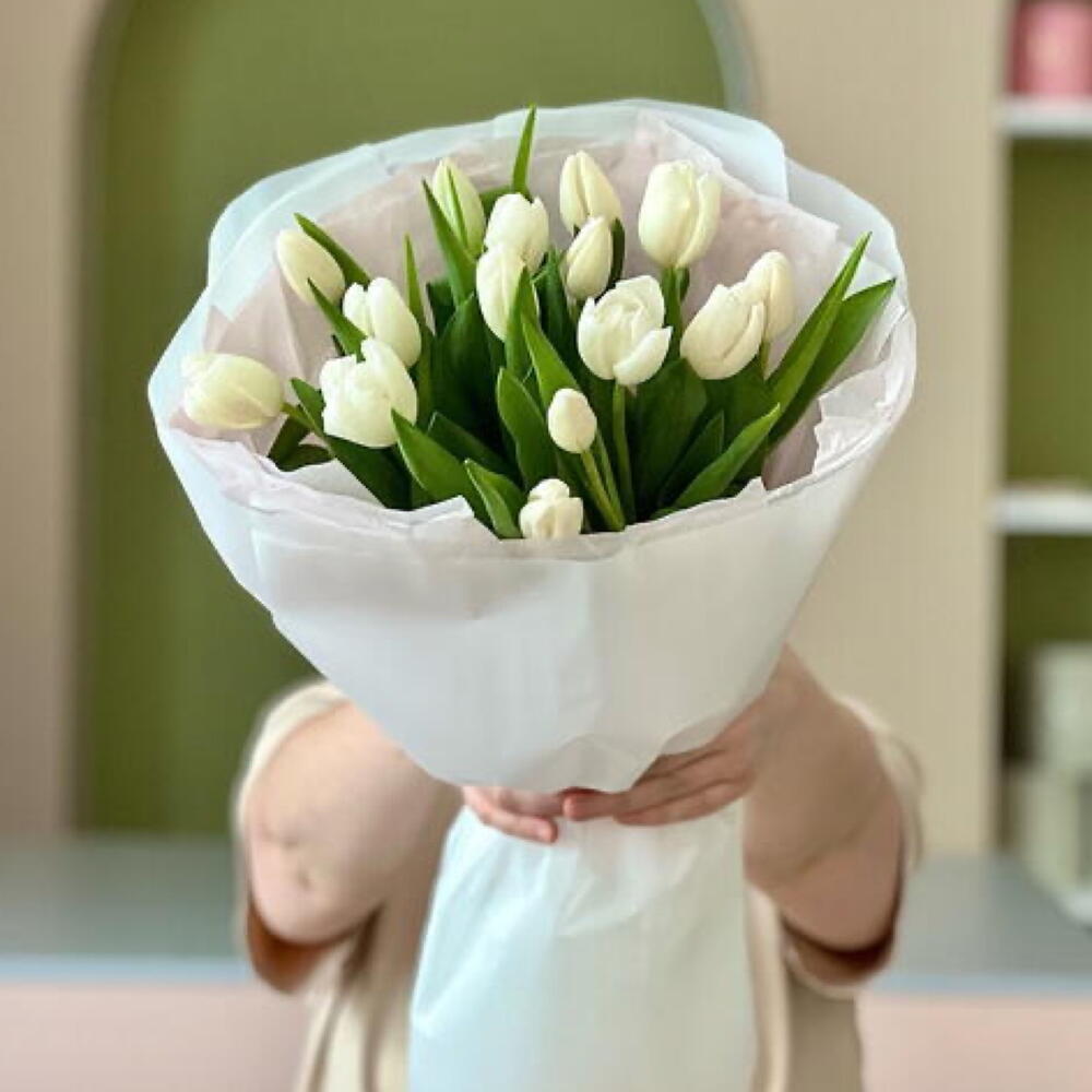 Букет с белыми тюльпанами