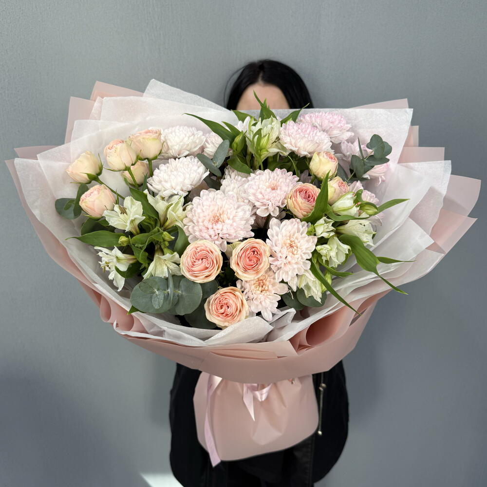 Объемный букет в нежно розовой гамме 🌸
Роза кустовая,Хризантема кустовая и Альстромерия для самой нежной🎀