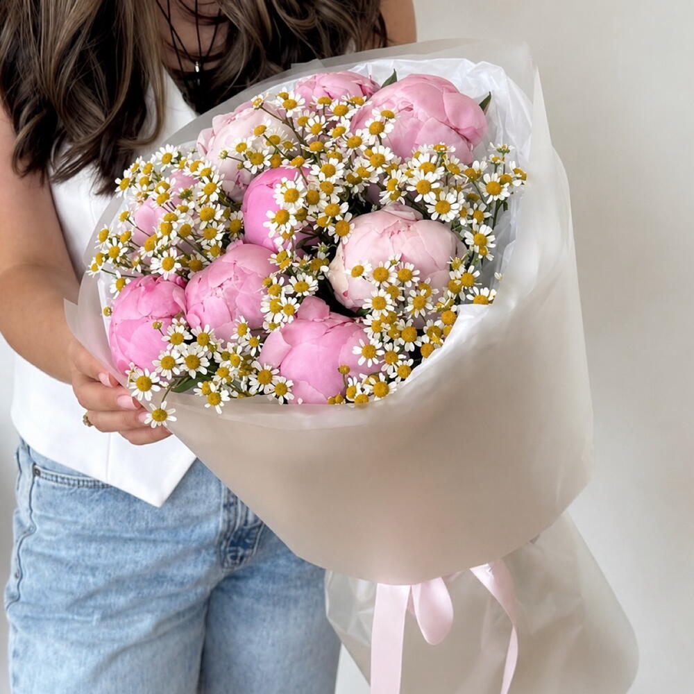 Букет пионов с ромашками «Pink Daisy» — нежный авторский букет