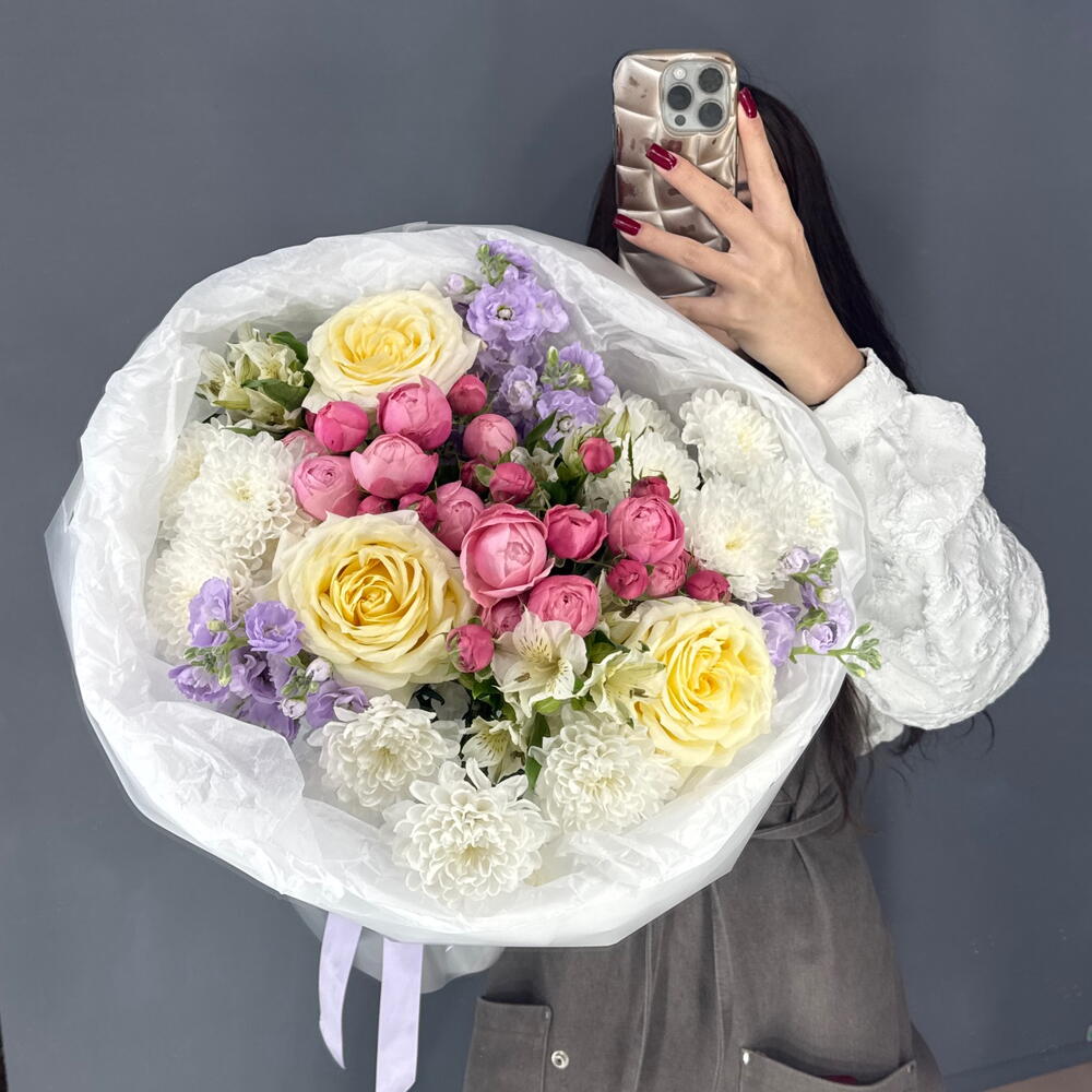 Авторский букет💐 с сиреневой маттиолой💟 и пионовидной Кустовой Розой Сильва Пинк💕