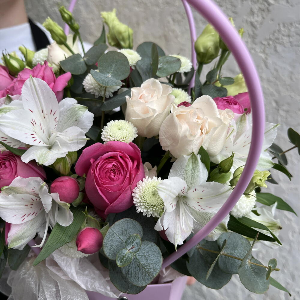 Композиция из живых цветов в коробке-сумочке «Яркий комплимент» с пионовидными розами и альстромериями