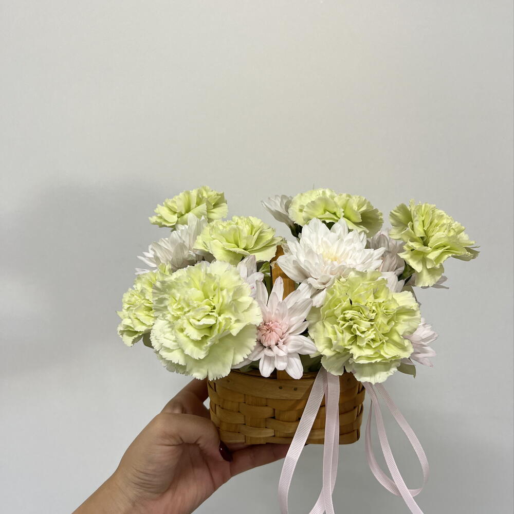 Маленькая композиция  в корзине с дианусом и хризантемой 🌸