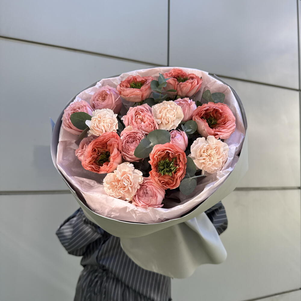 Эксклюзивный букет «Гармония оттенков 🌸🎀»из пион роз сорта Мондарин , диантусов ,кустовые розы Джульетта 🩷