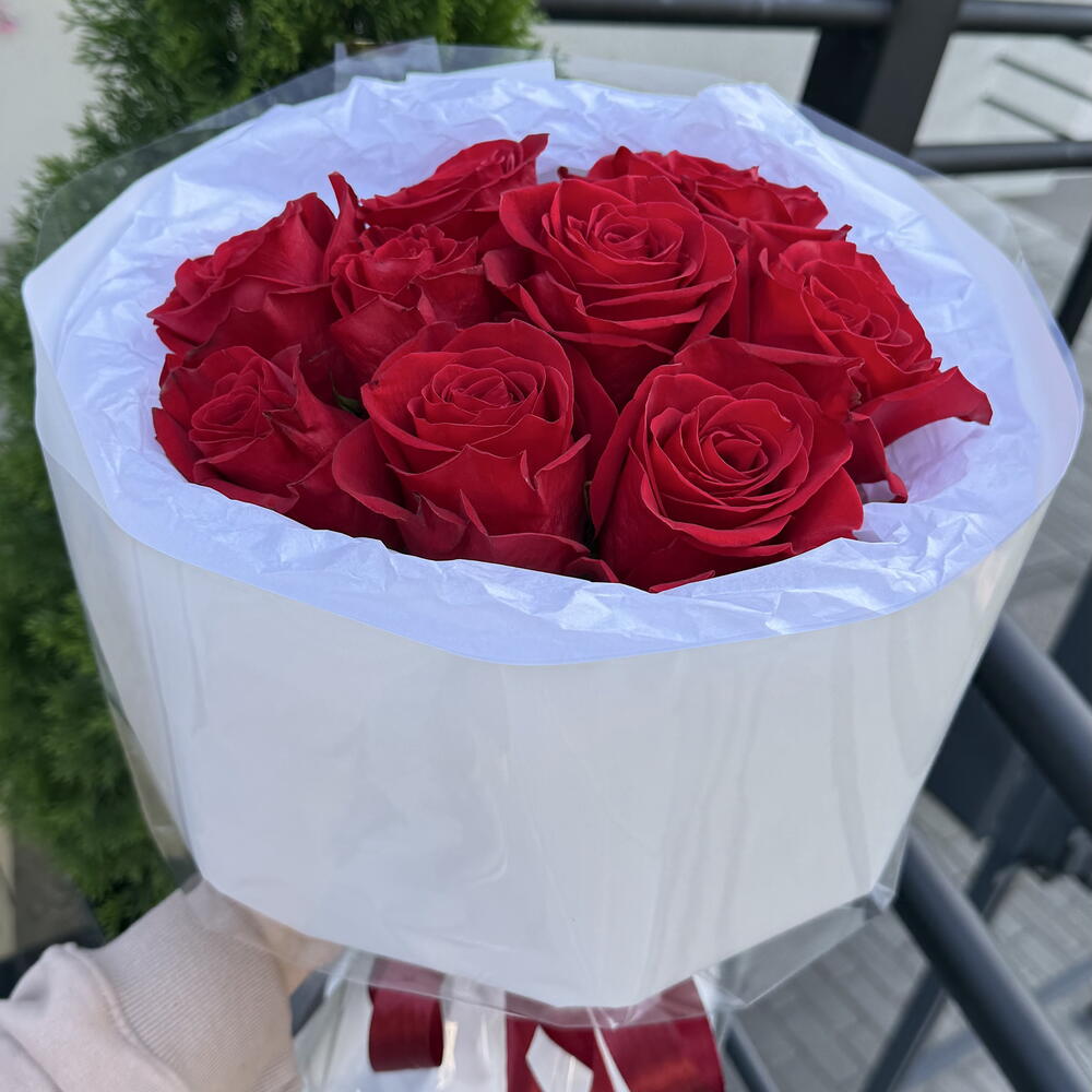 Букет алых роз