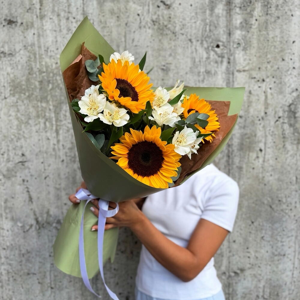 Букет радости🌻 "солнечная улыбка" в составе подсолнухи, эустома и эвкалипт CINEREA 🌿