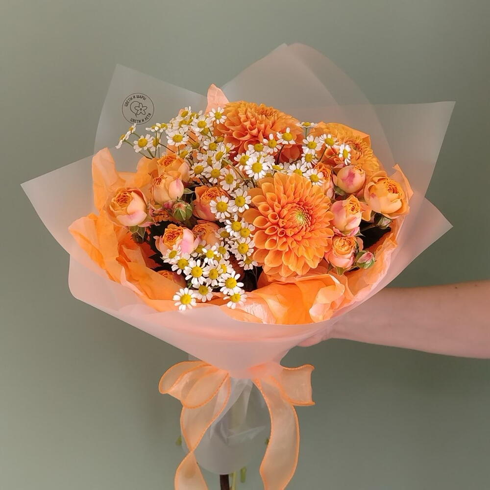 Яркий букет кустовые розы, георгины, ромашки