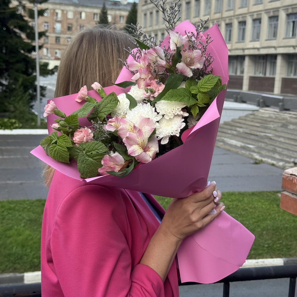 Букет с альстромерией и малиной