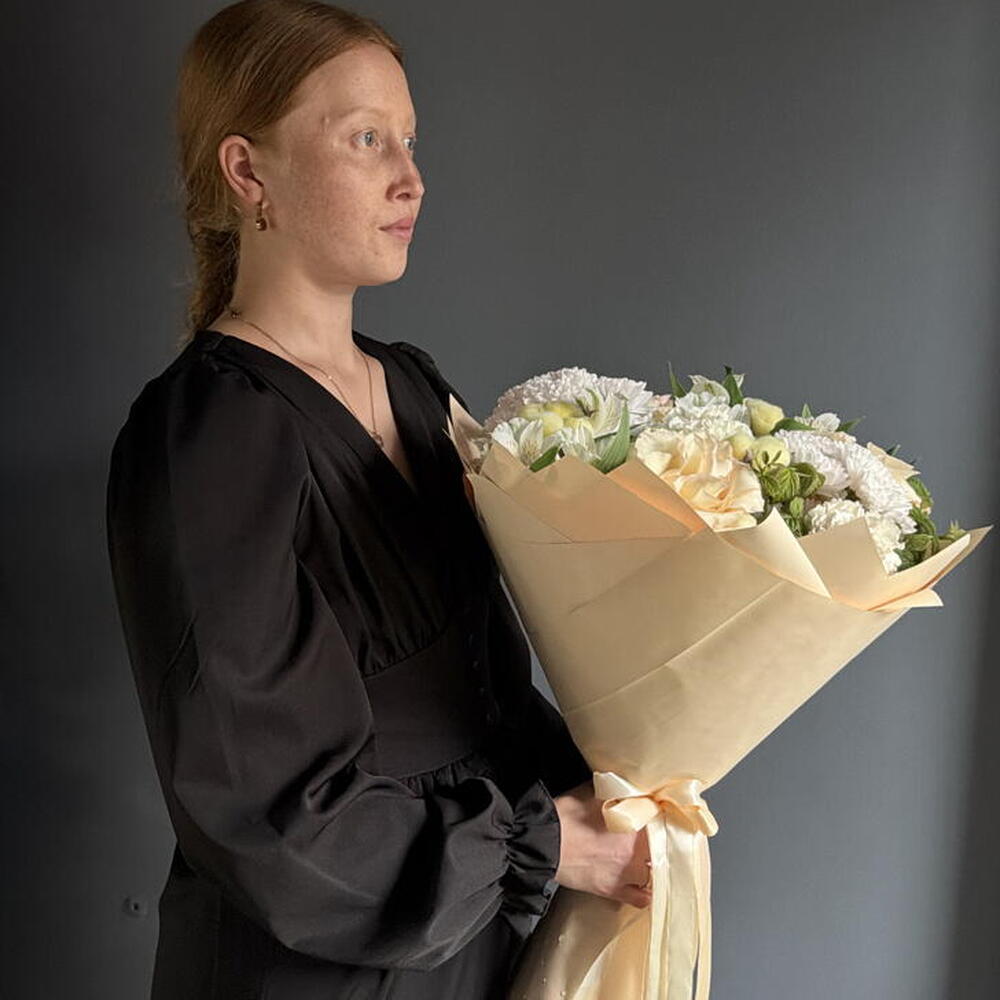 Нежный букет из ажурных роз, пышных хризантем, сочных гвоздик и изящных альстромерий