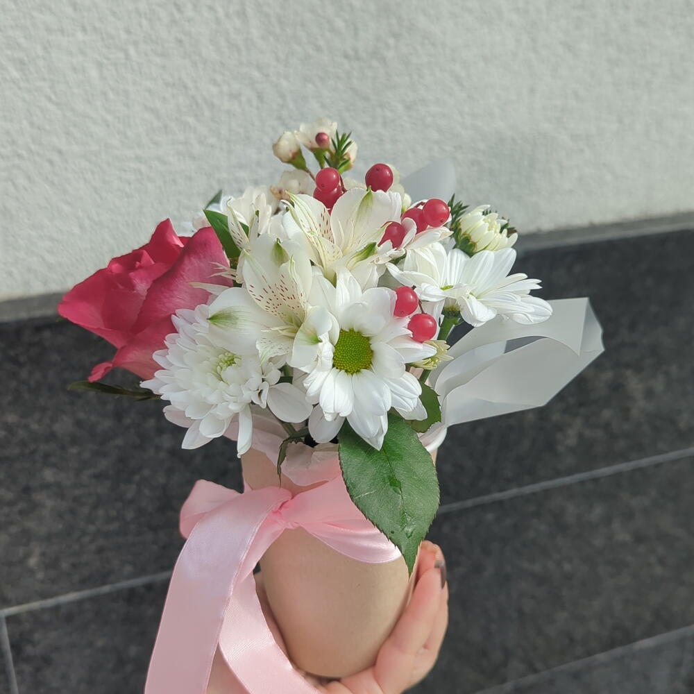 Композиция в стаканчике из хризантемы, розы, альстромерия, хамелациума, рускуса 🌸