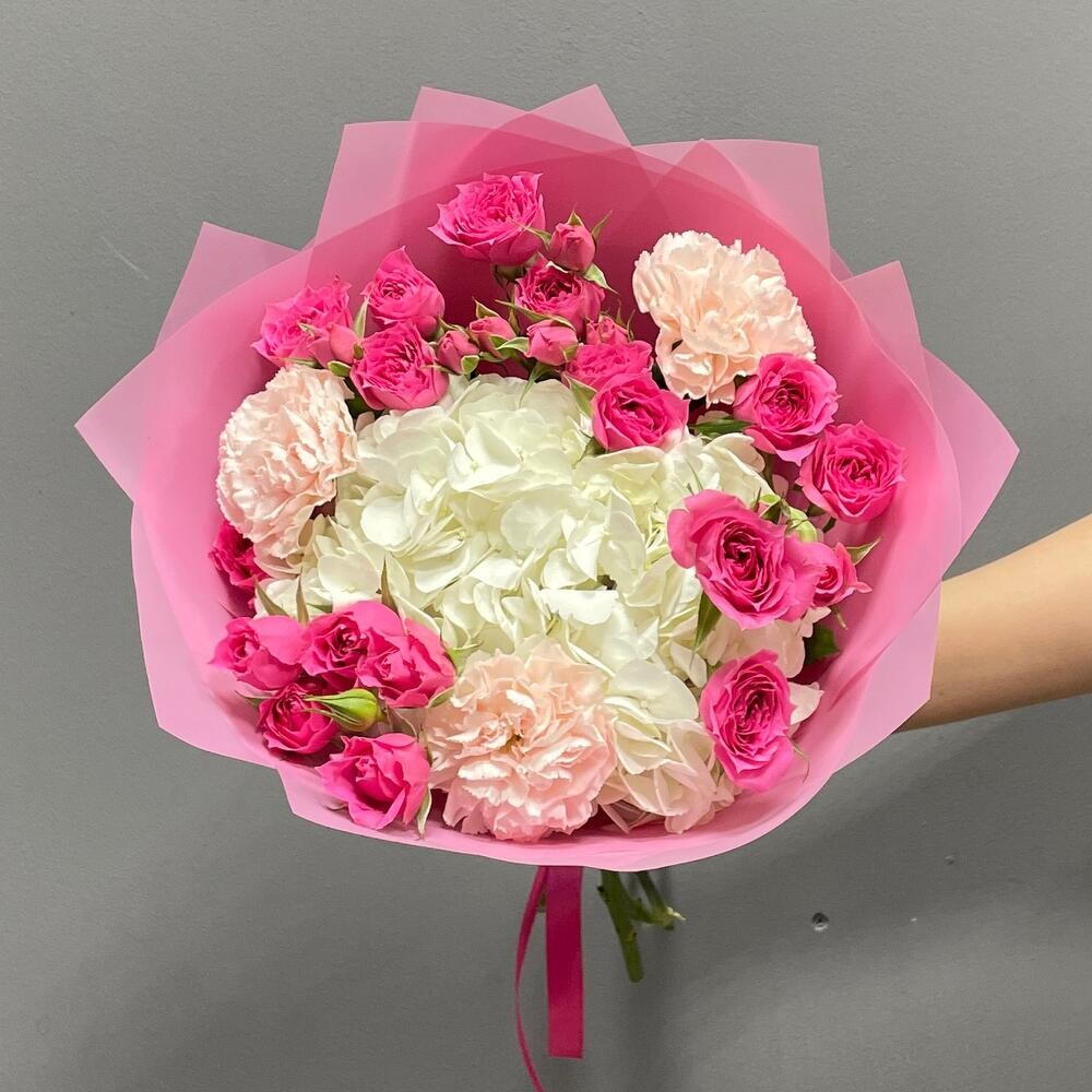 Яркий букет комплимент с гортензией, кустовыми розами и диантусами 🌺